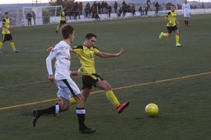 El porter local Xammar atalla una pilota davant de la proximitat de Jordana, del Balaguer.