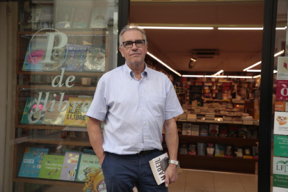 Miquel Bernal, ahir a la llibreria Punt de Llibre a l’anunciar el tancament després de 34 anys d’activitat.