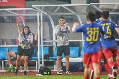 Erica Hernández y Jordi Escura celebran un gol de su equipo, el Qingdao Huanghai.