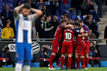 Jugadors de l’Osasuna celebren un dels gols que van marcar ahir a l’Espanyol.