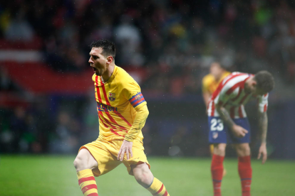 Leo Messi festeja exultante el tanto que a la postre dio al Barça tres puntos que le mantienen al frente de la clasificación empatado con el Madrid.