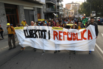 Los participantes en la marcha por la libertad convocada por los CDR de Figueres.