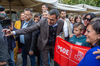 ‘Selfie’ de Pedro Sánchez amb simpatitzants socialistes a la Rioja, on es va regalar un bany de masses.