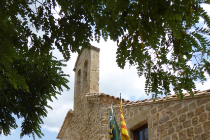 El ayuntamiento de Tiurana junto a la ermita de Solés.