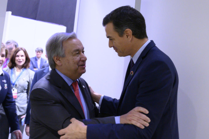 El govern espanyol, Pedro Sánchez, saluda el secretari general de l'ONU, Antonio Guterres, abans d'inaugurar la COP25.