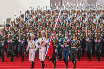 Membres de l’Exèrcit Popular d’Alliberament de la Xina marxen en formació durant la desfilada.