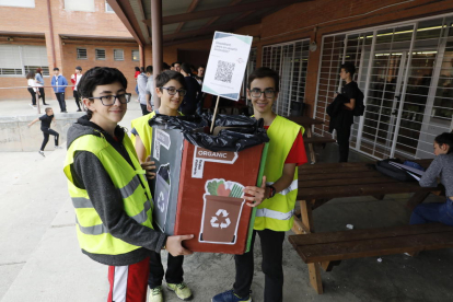 Alumnos transportan un punto de recogida a la hora del recreo para fomentar el reciclaje correcto de los residuos.
