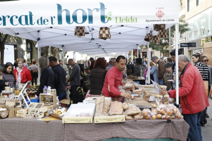 El mercado se celebra el primer sábado de mes en la plaza Sant Joan.