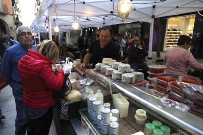 El mercado se celebra el primer sábado de mes en la plaza Sant Joan.
