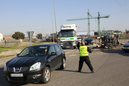 Un treballador, regulant el trànsit de la via després de l'accident a la carretera Ll-11 de Lleida