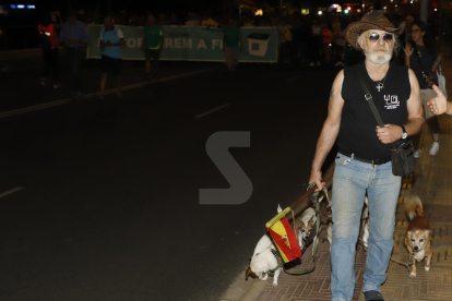 Llamó la atención que se añadió a la marcha un señor con varios perros y enarbolando una bandera española