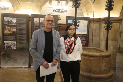 El alcalde, Miquel Pueyo, y la teniente de alcalde Jordina Freixanet, este miércoles en el Palau de la Paeria.