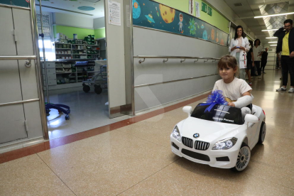 L'hospital Arnau de Vilanova de Lleida estrena cotxes elèctrics per als infants ingressats