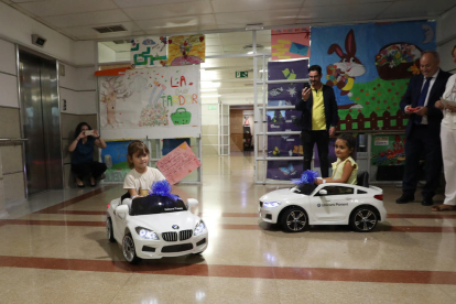 El hospital Arnau de Vilanova de Lleida estrena coches eléctricos para los niños ingresados
