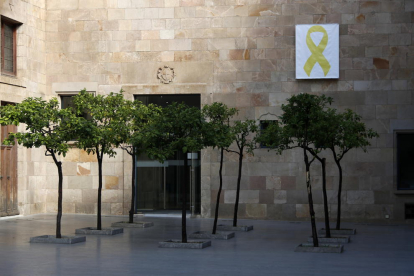 Un lazo amarillo colgado en el Pati dels Tarongers del Palau de la Generalitat.