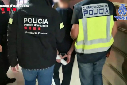 Els agents s’emporten un dels set detinguts.