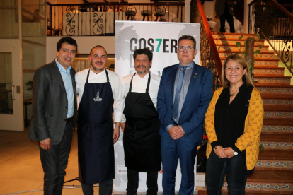Cusiné con los chefs de La Boscana y Malena, y el presidente y vicepresidenta de la Diputación. 