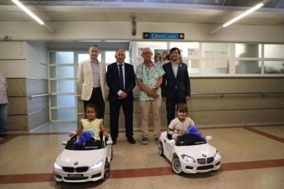 Un moment de la presentació dels primers dos cotxes teledirigits, ahir a l’àrea de Pediatria de l’Arnau de Vilanova de Lleida.
