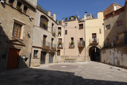 La plaça del Vall de Torà, on s’ubica l’ajuntament.