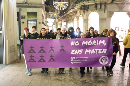  La plataforma Marea Lila Lleida hizo ayer una marcha silenciosa  contra la violencia machista.