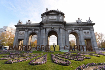 Greenpeace cambió ayer el eslogan “Madrid Green Capital” por “Madrid Grey Capital”.