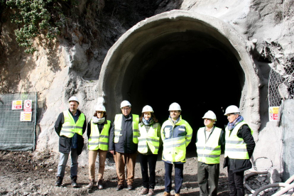 El secretario de Infraestructuras y Movilidad, Isidre Gavín, y varios alcaldes del Alt Urgell, este martes en la salida de la galería de evacuación del túnel de Tresponts situada en la parte sur, ya excavada.