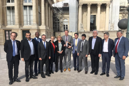 El conseller Bosch, ahir, amb diputats i senadors francesos a París.