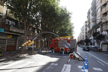 En la avenida de Les Garrigues de Lleida un semáforo quedó tumbado en la calzada y se tuvo que regular el tráfico. 