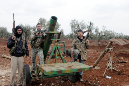 Efectivos del Ejército Libre de Siria, que apoya a Turquía en su ataque en Afrin, ayer.