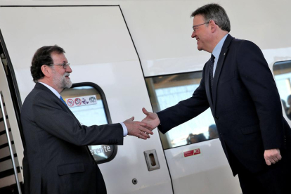 El presidente valenciano, Ximo Puig, saludando a Mariano Rajoy a su llegada a Castellón, ayer.