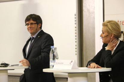 Puigdemont junto a la profesora Marlene Wind durante el debate celebrado ayer en Copenhague .