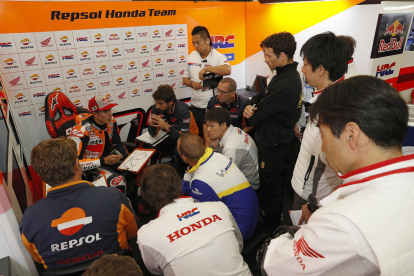 Marc Màrquez conversa con su equipo durante la sesión de entrenamientos libres en Silverstone.