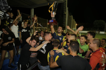 Els jugadors del Borges van celebrar amb l’afició el trofeu conquerit.