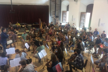Un moment de l’assaig de l’Orquestra Simfònica Julià Carbonell, ahir a la Universitat de Cervera.