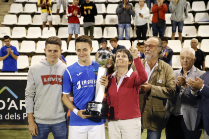 Los hijos y la esposa de Emili, el pasado año con el trofeo.