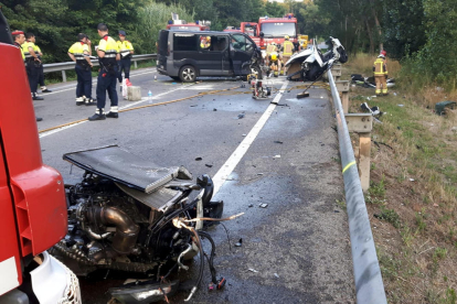 Els Mossos i els Bombers treballen al punt de carretera on va tenir lloc l’accident.