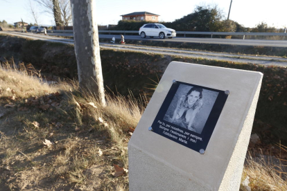 El monolito en homenaje a Marta Sòria en el lugar del accidente. 