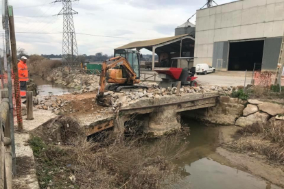 Montgai rehabilita el antiguo puente de piedra sobre el Sió