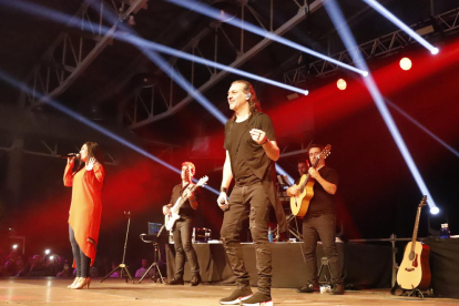 Ángeles i Dioni, el duo Camela, en el concert que van oferir dissabte a la nit a Lleida.