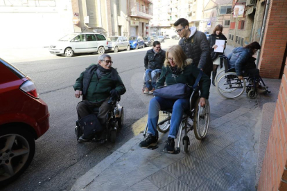 Periodistas leridanos han hecho un recorrido con silla de ruedas.