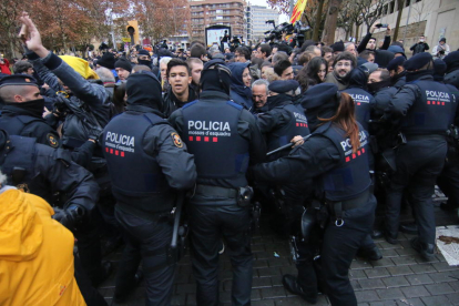 El convoy con el arte, protegido por la Guardia Civil, ayer en el momento de salir del Museu en una rambla Aragó tomada por la policía.