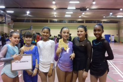 Foto de grupo de las patinadoras del Club Patí Bordeta.