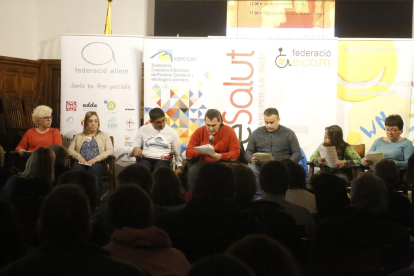Usuarios de entidades de Lleida leyeron ayer el manifiesto del Día Internacional en el IEI. 