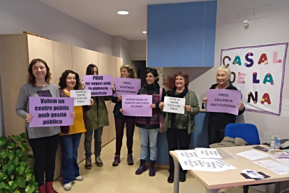 El colectivo Dones Lleida, ayer durante la ocupación ‘exprés’ del Casal de la Dona de Lleida. 
