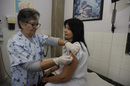 Una infermera del CAP Bordeta-Magraners va vacunar ahir contra la grip una de les professionals.