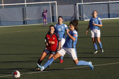 Patri, una de las mejores jugadoras del AEM ayer, corta un pase en el centro del campo.