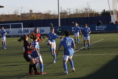 Patri, una de las mejores jugadoras del AEM ayer, corta un pase en el centro del campo.