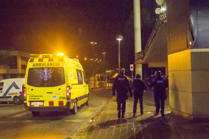 Mossos y una ambulancia en el exterior del Gol Sud el 27 de octubre cuando ocurrieron los incidentes.