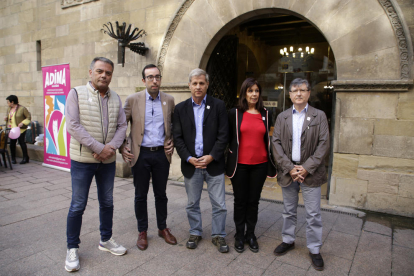 Alberto Fernández Díaz (centre), ahir amb els regidors Dolors López i Joan Vilella (dreta).