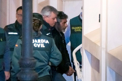Imatge del trasllat de l’assassí confés des dels jutjats a la presó de Huelva.
